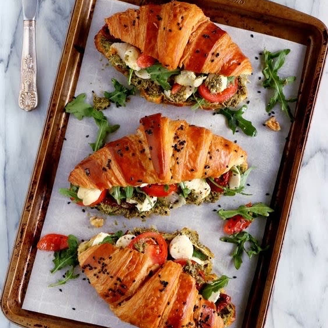Croissant mit Tomate-Mozzarella und Pesto 