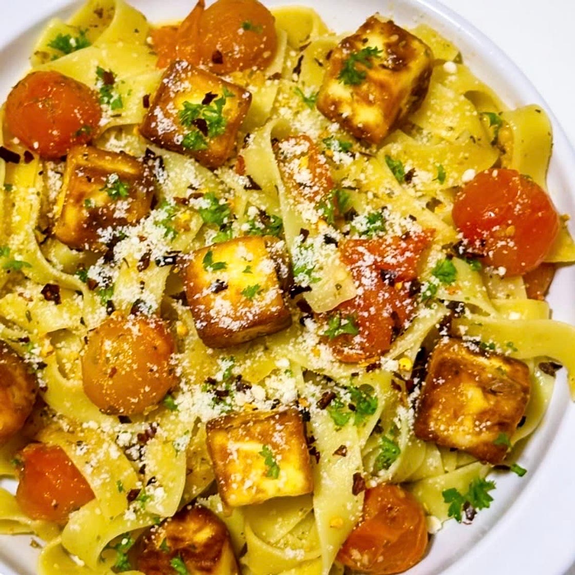 Fettuccine Aglio e Olio with Cherry Tomatoes and Halloumi Cubes 