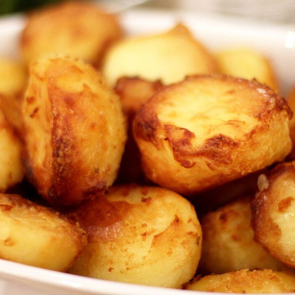Recipe for ‘deliciously’ crispy roast potatoes with garlic and s