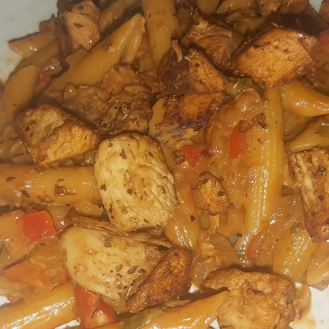 Creamy Roasted Red Pepper & Chicken Pasta | Slimming & Weight Watchers Friendly