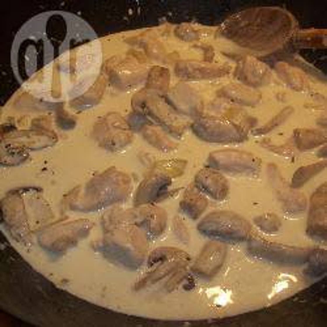 Pollo con crema al vino blanco