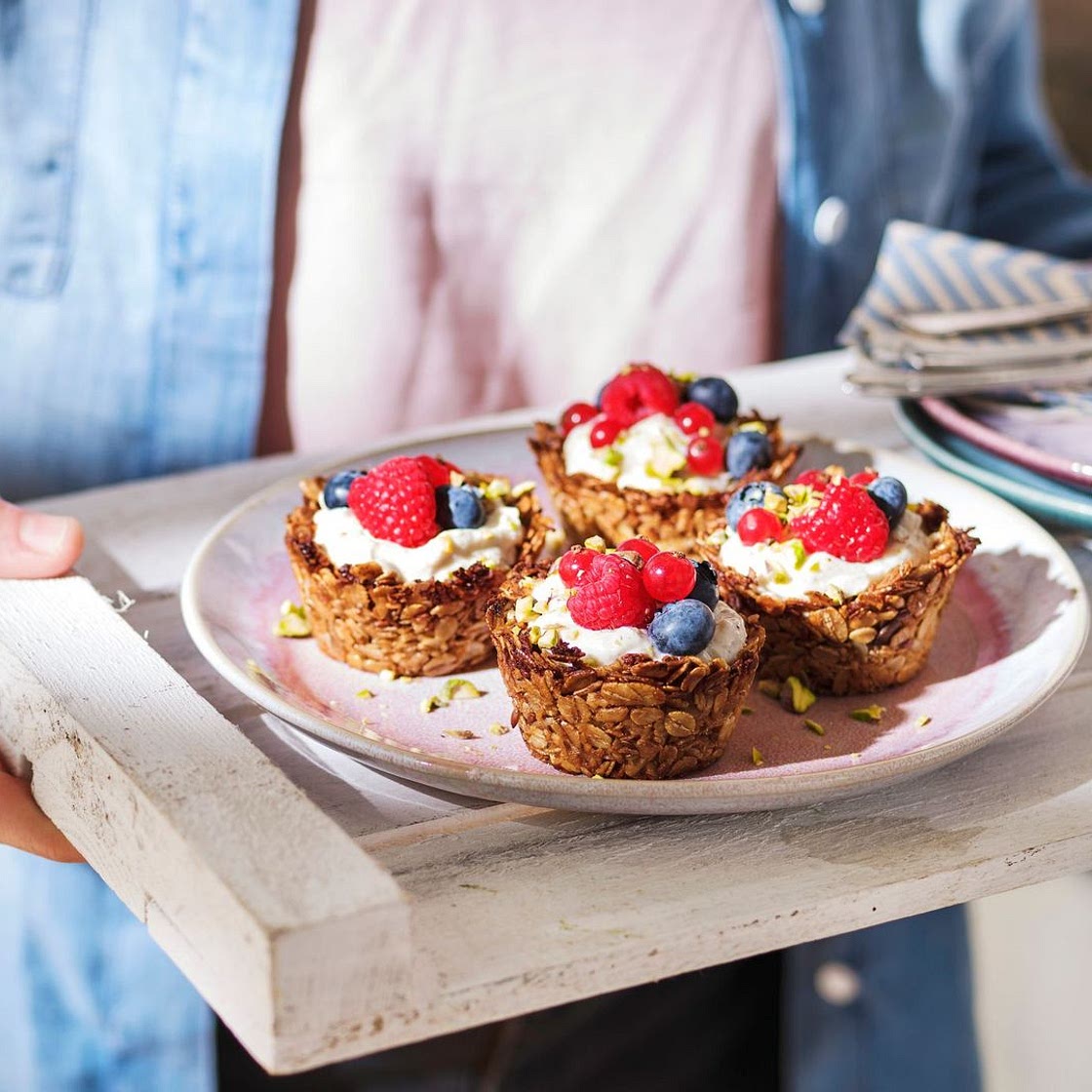 Knusprige Granola Cups mit Beeren