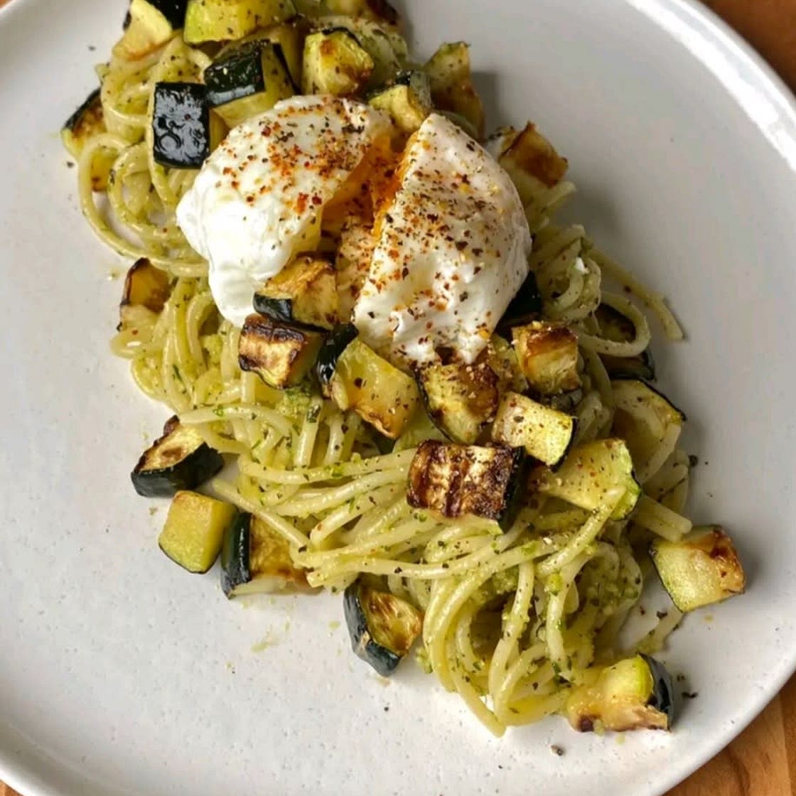 Pâtes au pesto, courgettes grillées et œuf poché