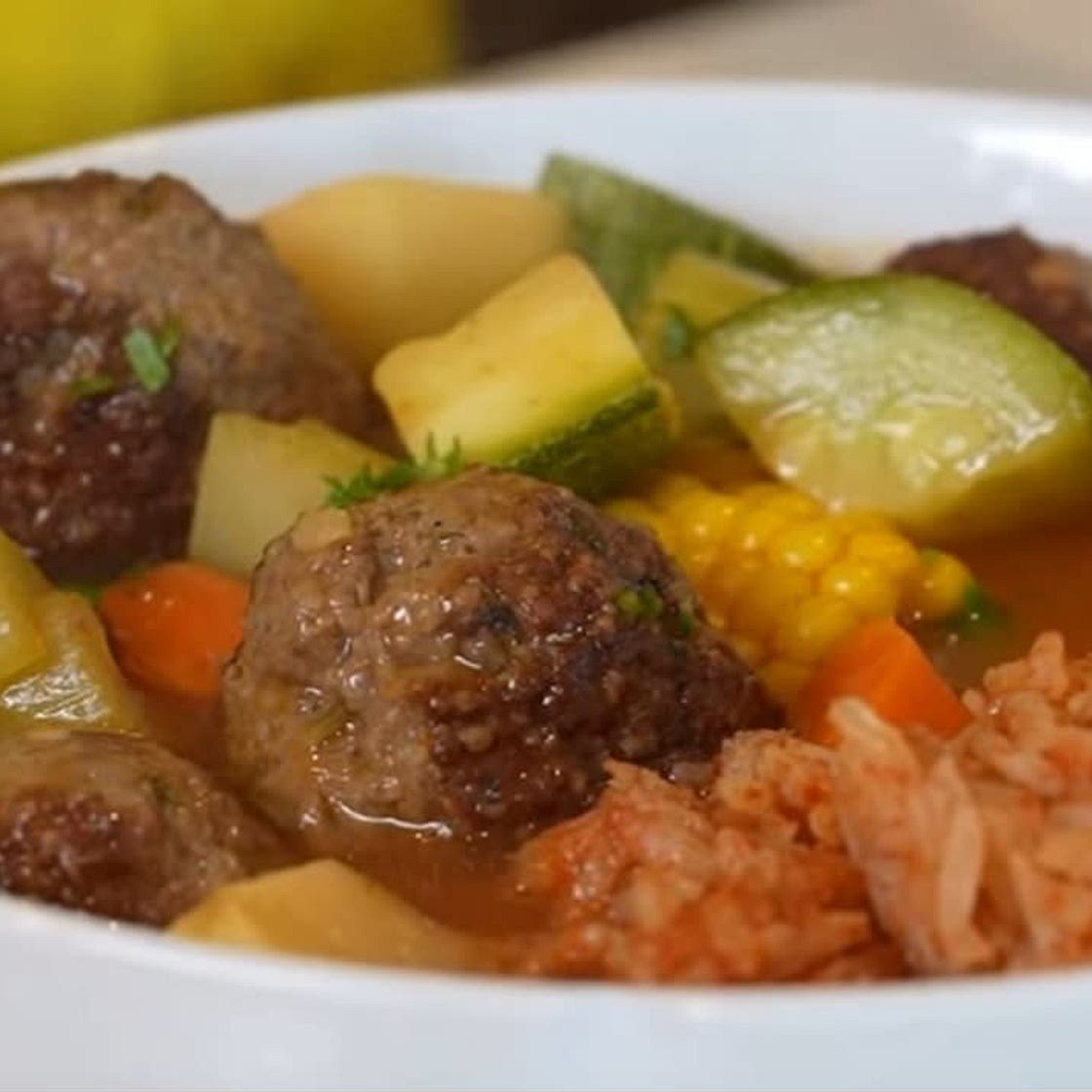 Caldo de albondigas
