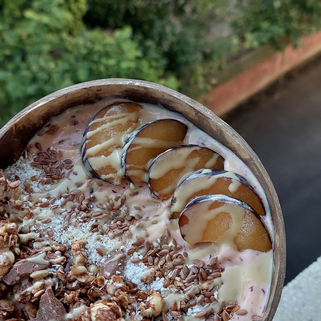 Prune smoothie bowl