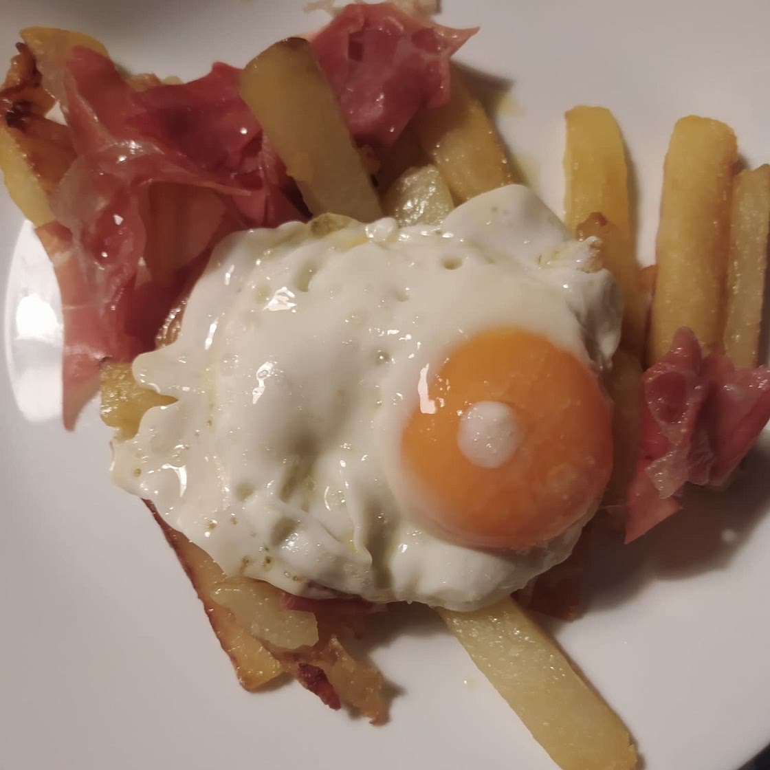 Huevos rotos con jamón