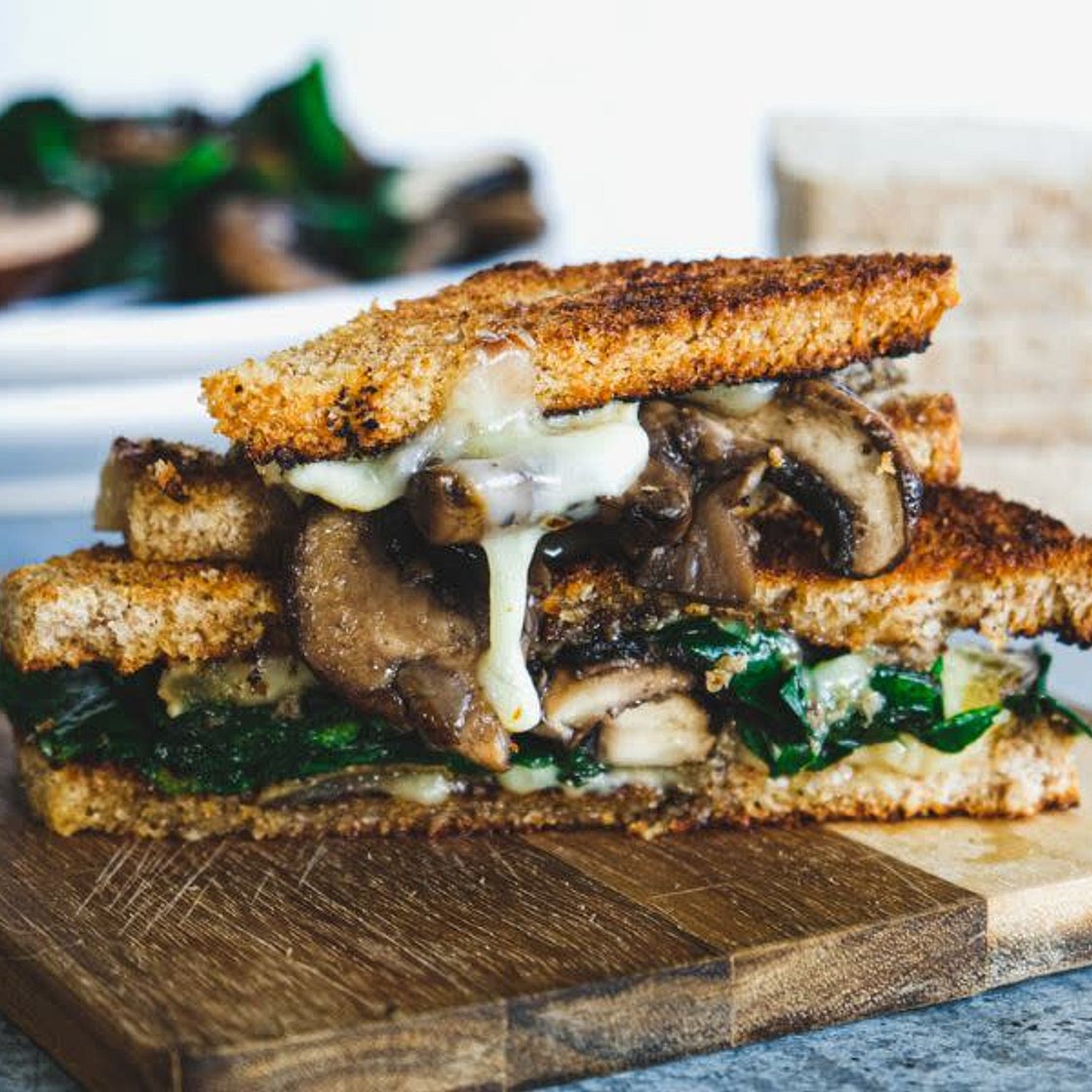 Croque veggie oignon confit et sauce au fromage blanc et ciboulette