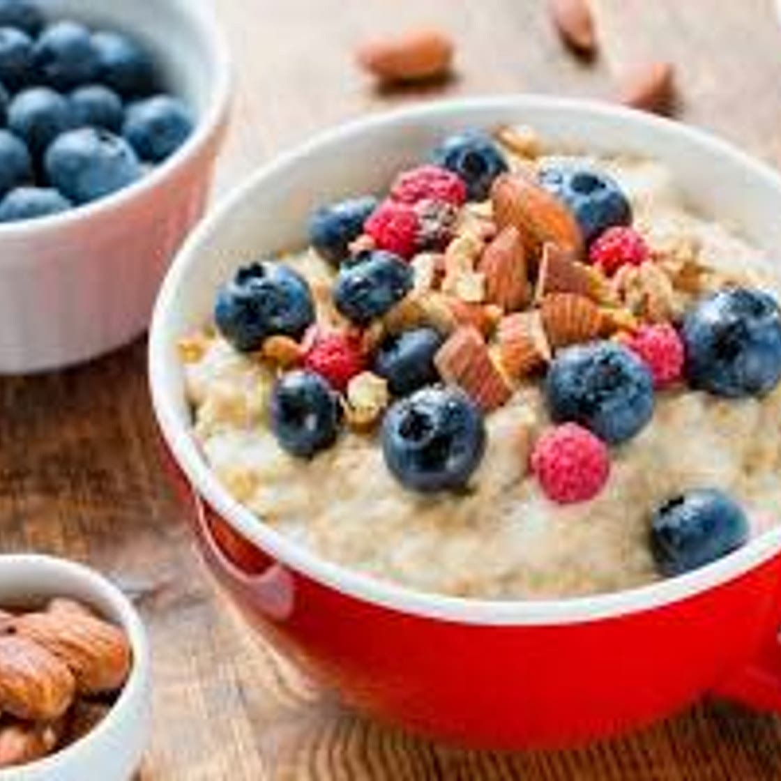 Oatmeal with Berries and Nuts