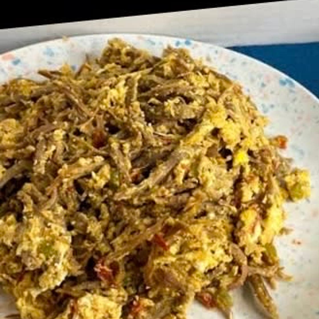 CARNE DESMECHADA CON HUEVO