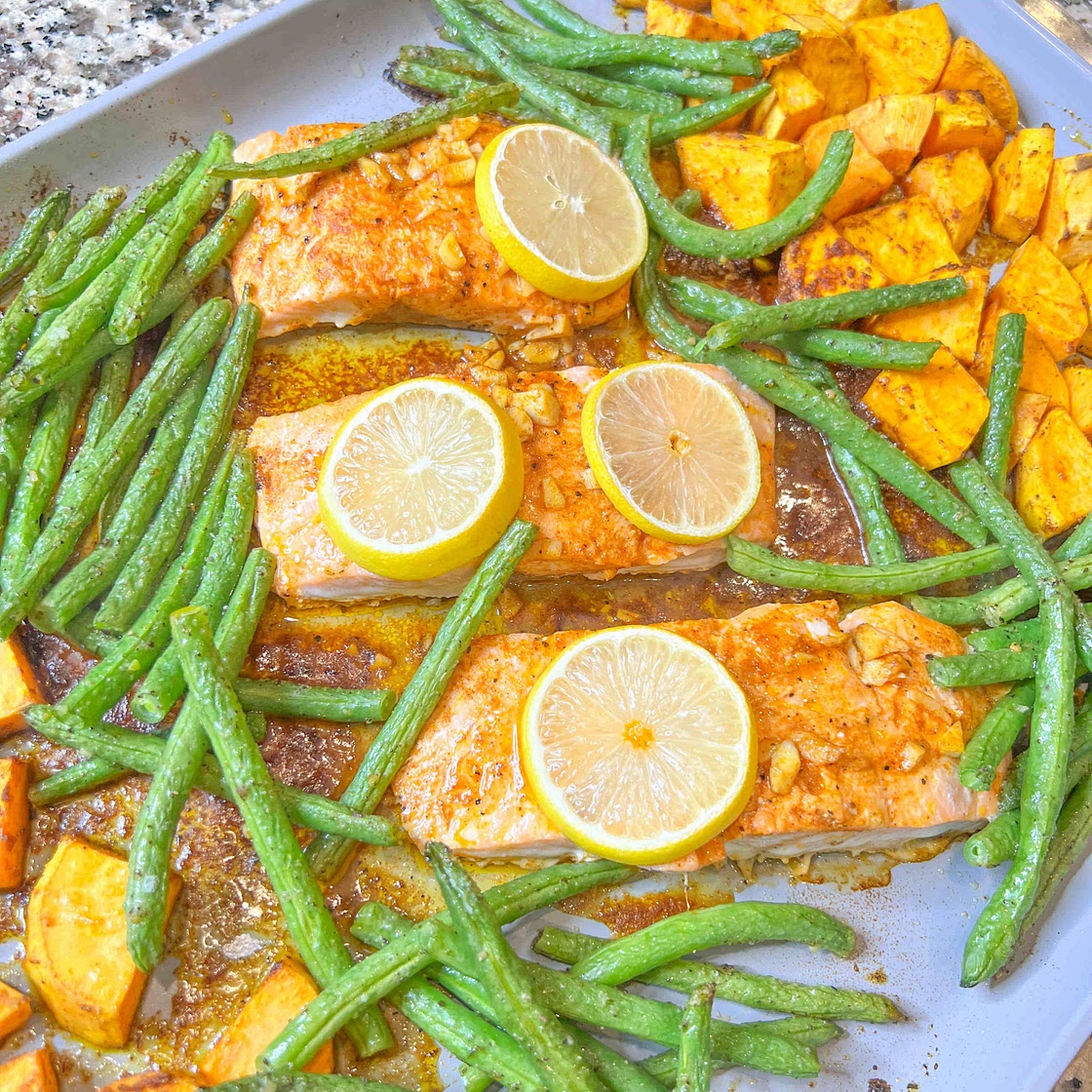 30 minute salmon and veggie sheet pan meal