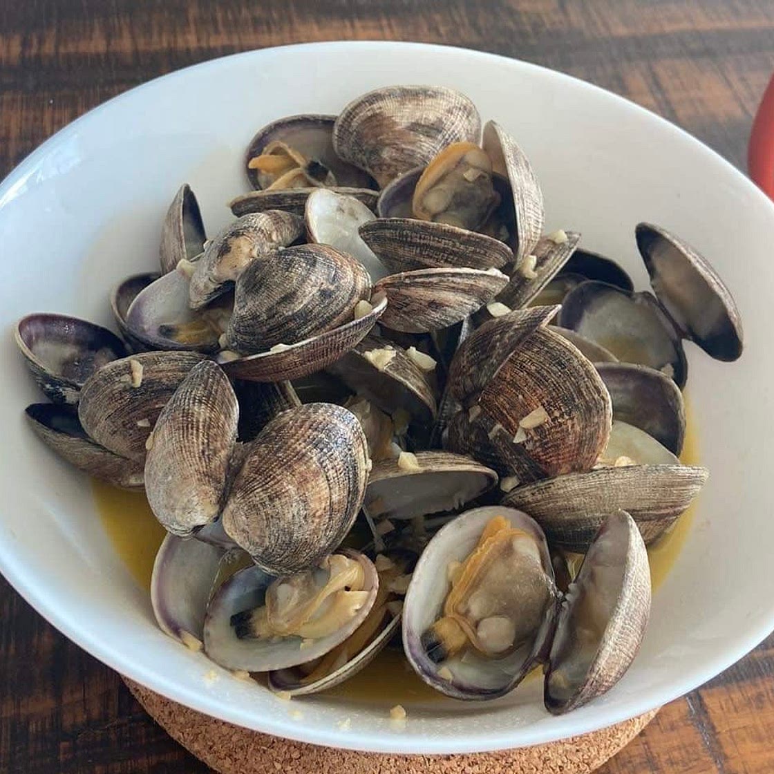 Buttery Garlic Clams