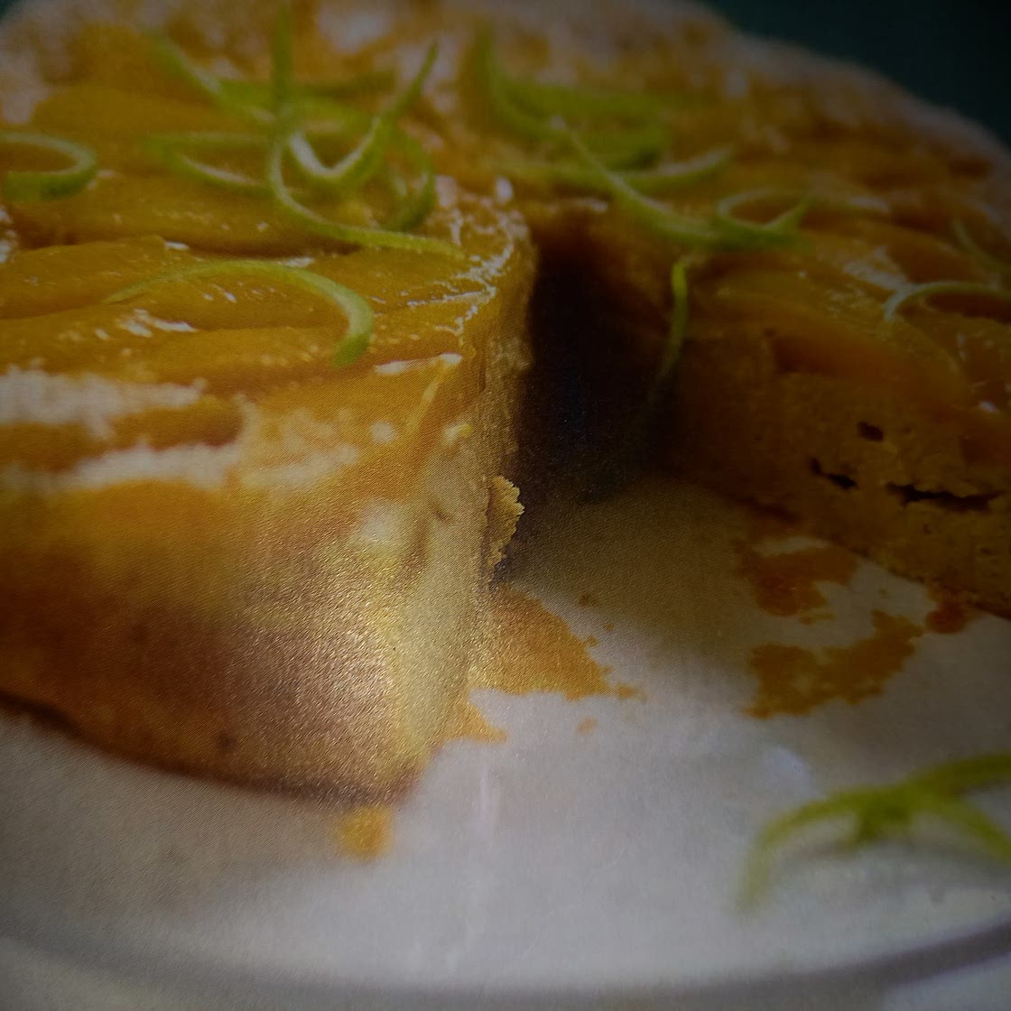 Gâteau renversé aux mangues, coco et lentilles corail