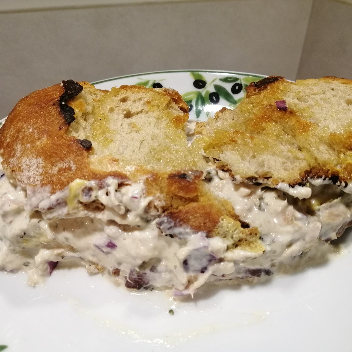Tuna salad sandwich au cheddar