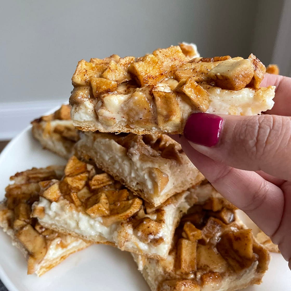 Apple cheesecake bars 