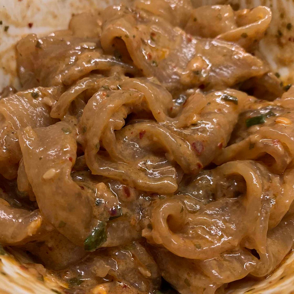 Wide vermicelli with sesame sauce