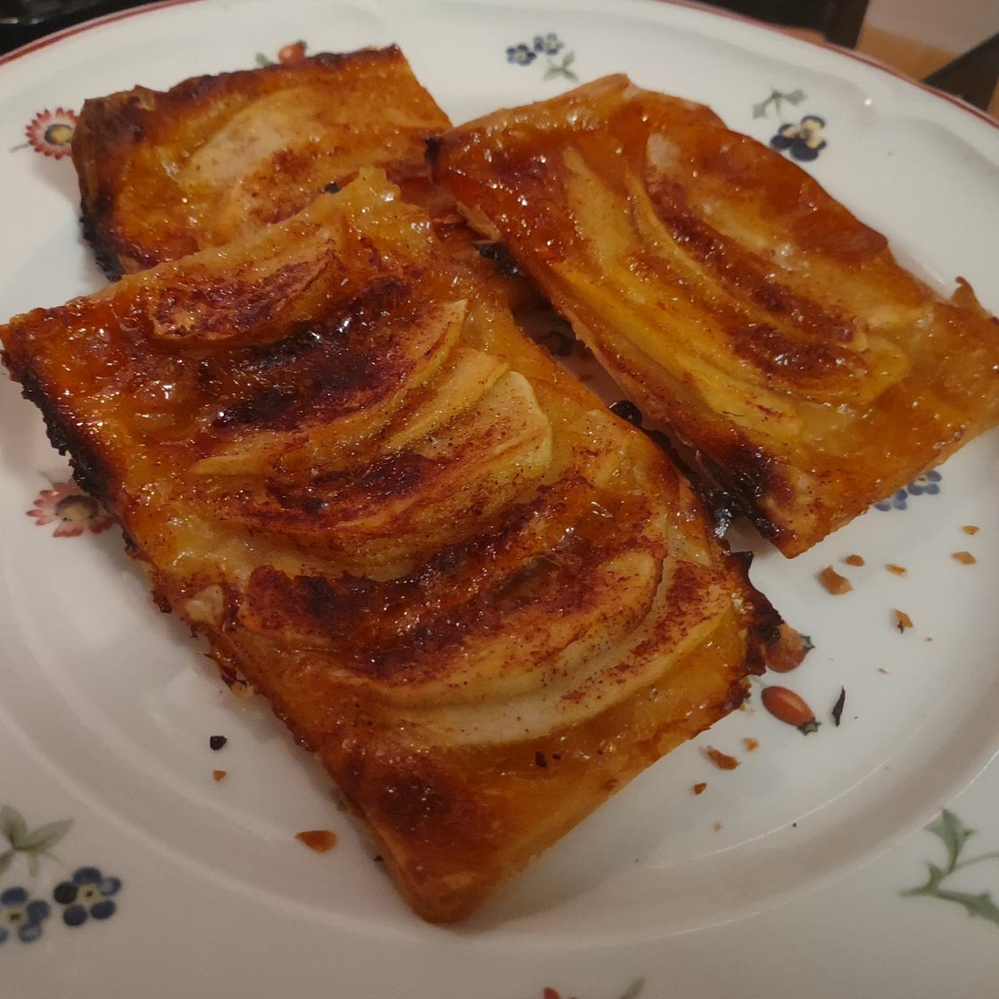Apple tart with puff pastry