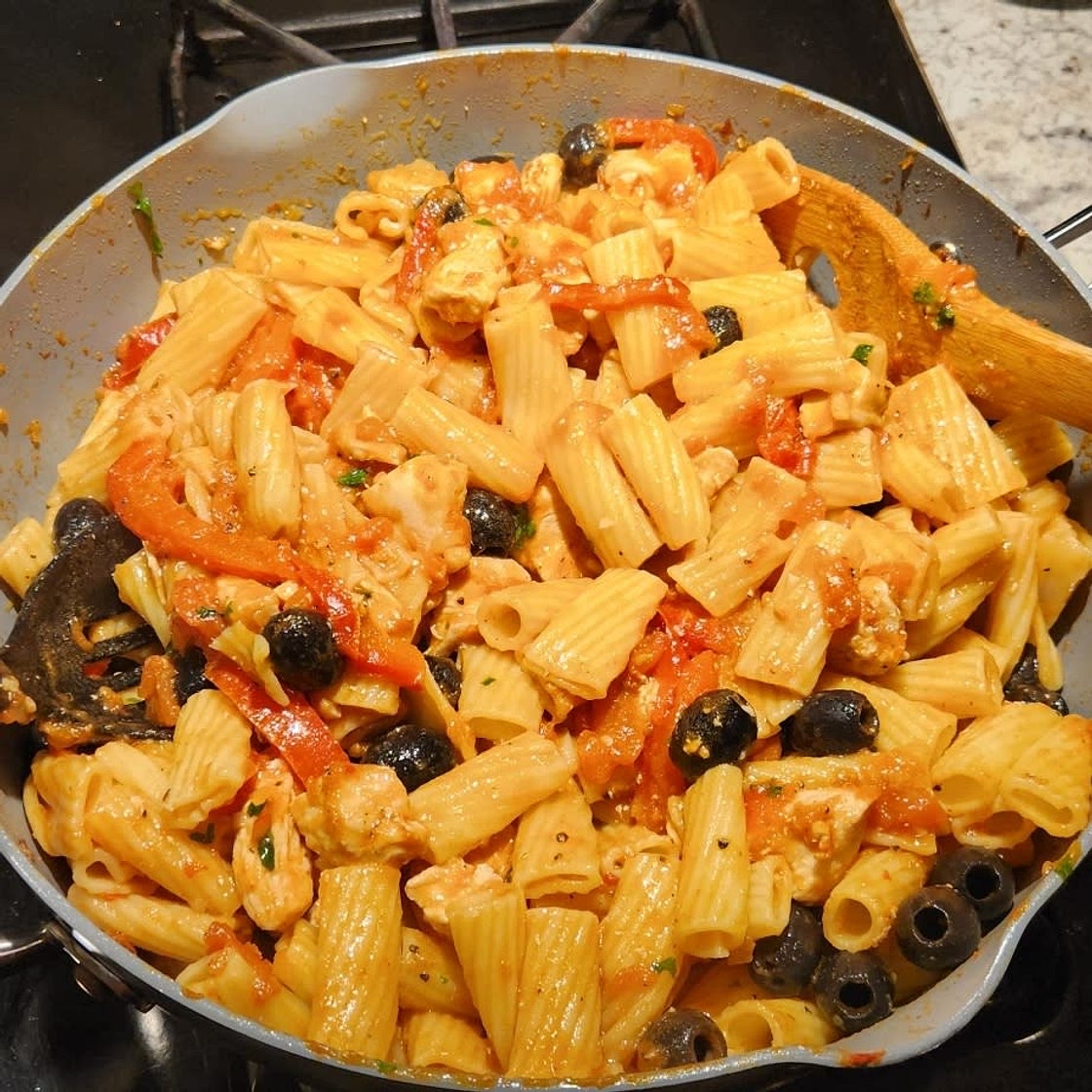 Rigatonis Tomate, Feta, Olives Noires et Poulet