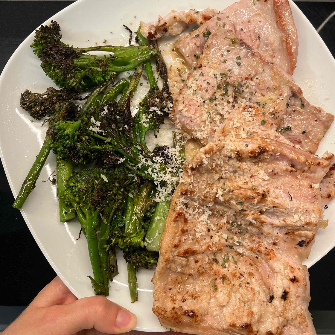 Cerdo fileteado con salteado de bimi