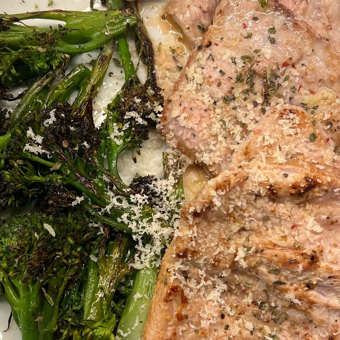Cerdo fileteado con salteado de bimi