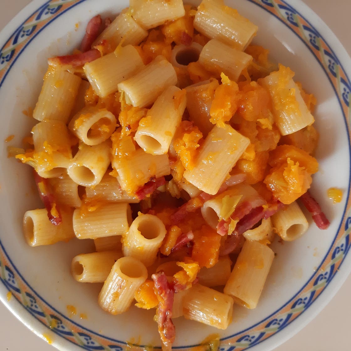 Pasta con zucca, porro e speck