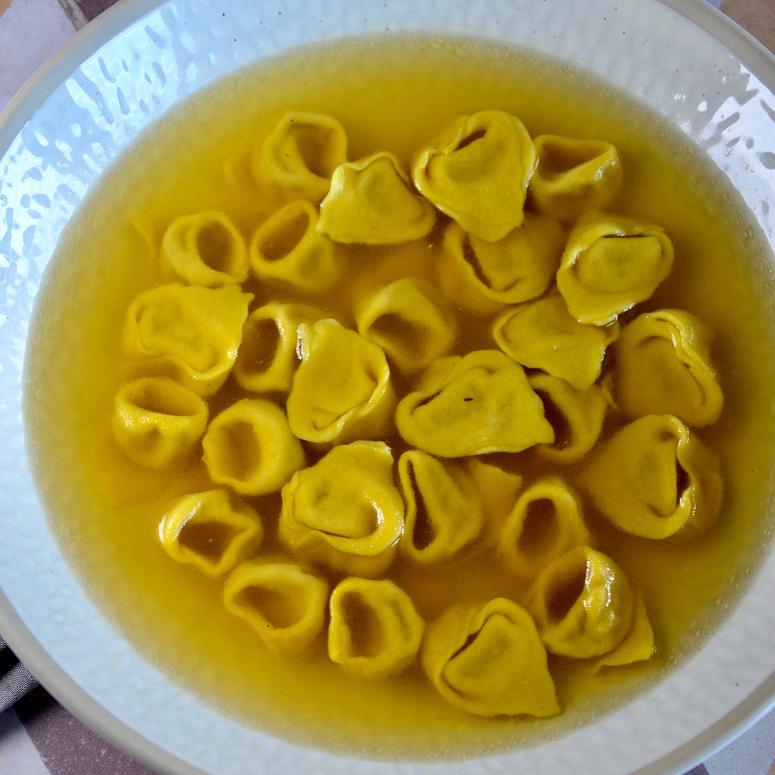 ITALIANO - Cappelletti di pollo in brodo di pollo e zafferano