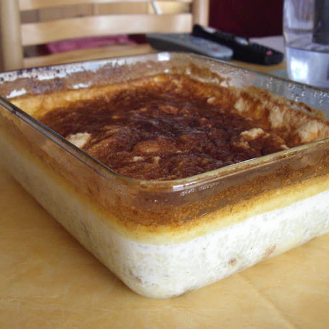 Gâteau de riz aux raisins de Corinthe caramélisé