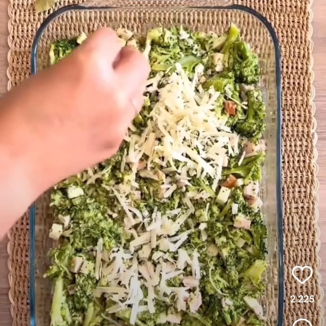 Запеканка с лососем и брокколи