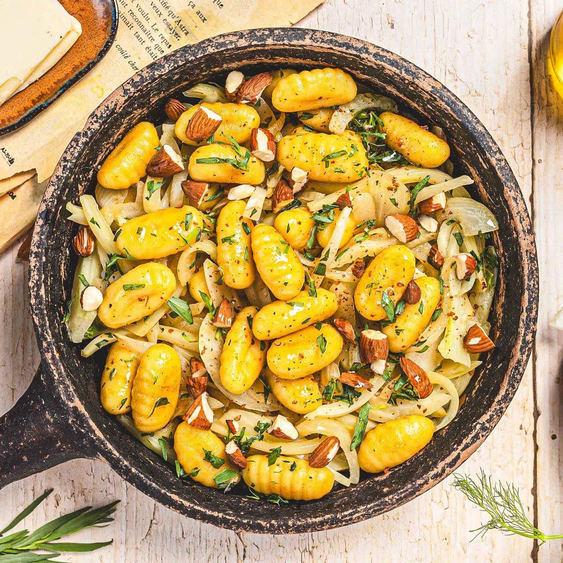 Poêlée de gnocchi, fenouil et amandes fumées