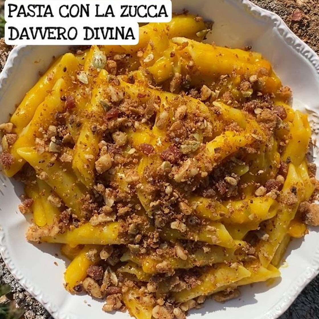 Pasta alla zucca con crumble
