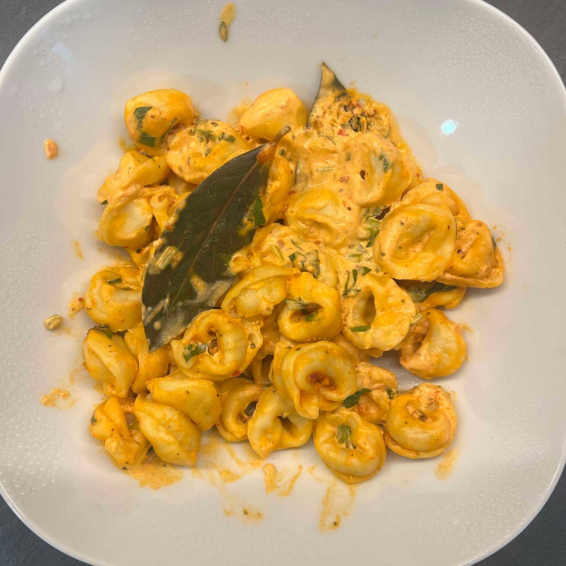 Ravioli de prosciutto y queso con “pesto rojo Calabresse”