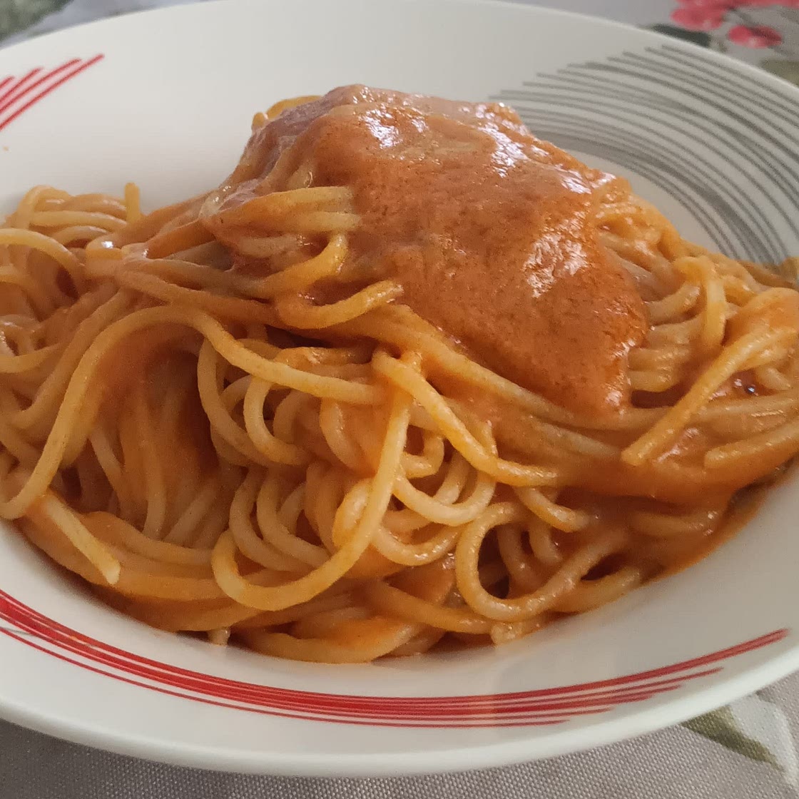 Spaghetti al sugo di tonno