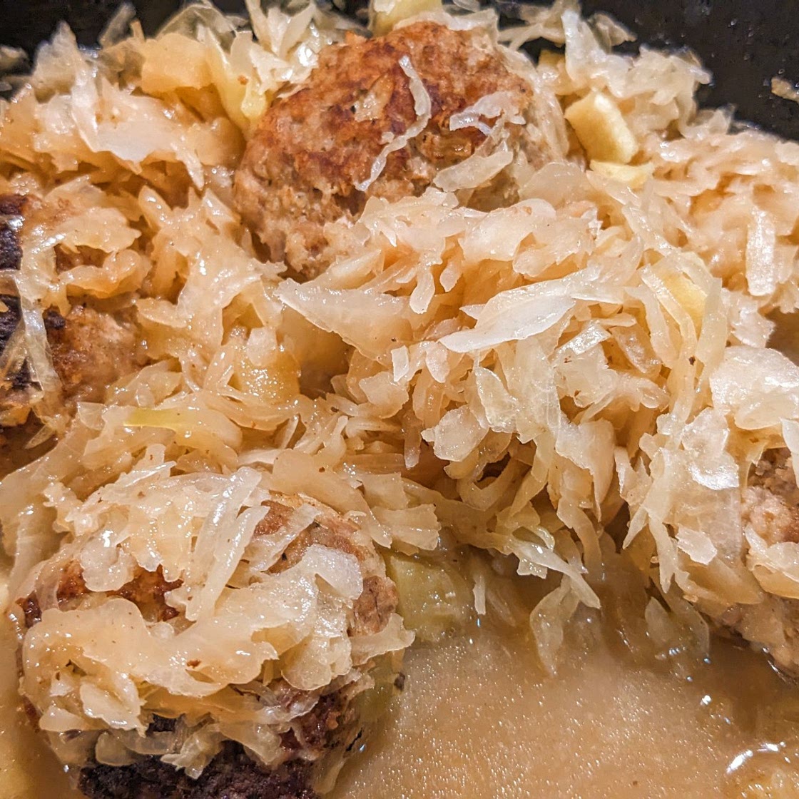 Meatballs with sauerkraut, apples and cider