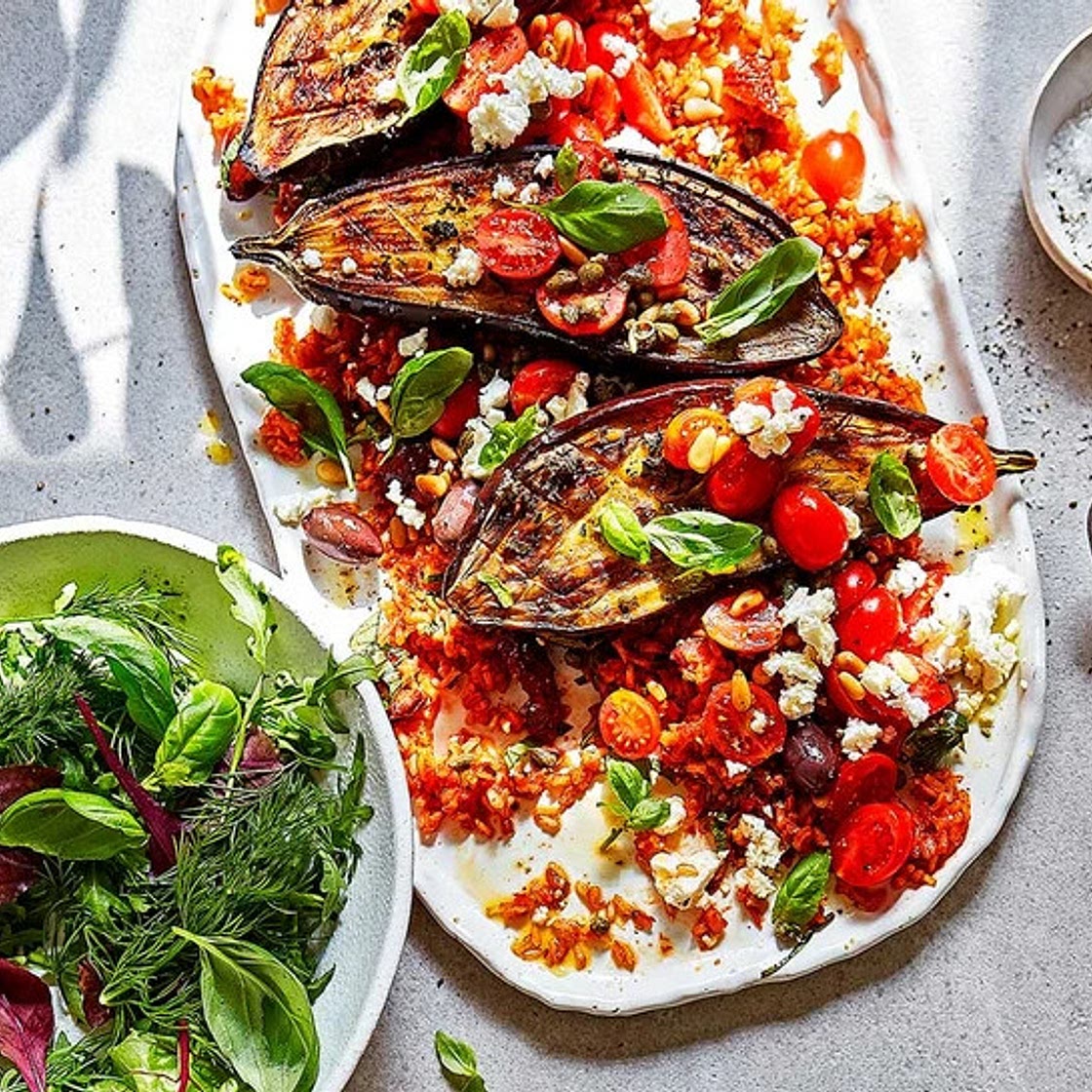 Geroosterde puttanesca-aubergines met tomatenrijst en fetav