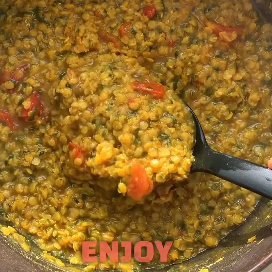 Yellow lentils with spinach and tomatoes