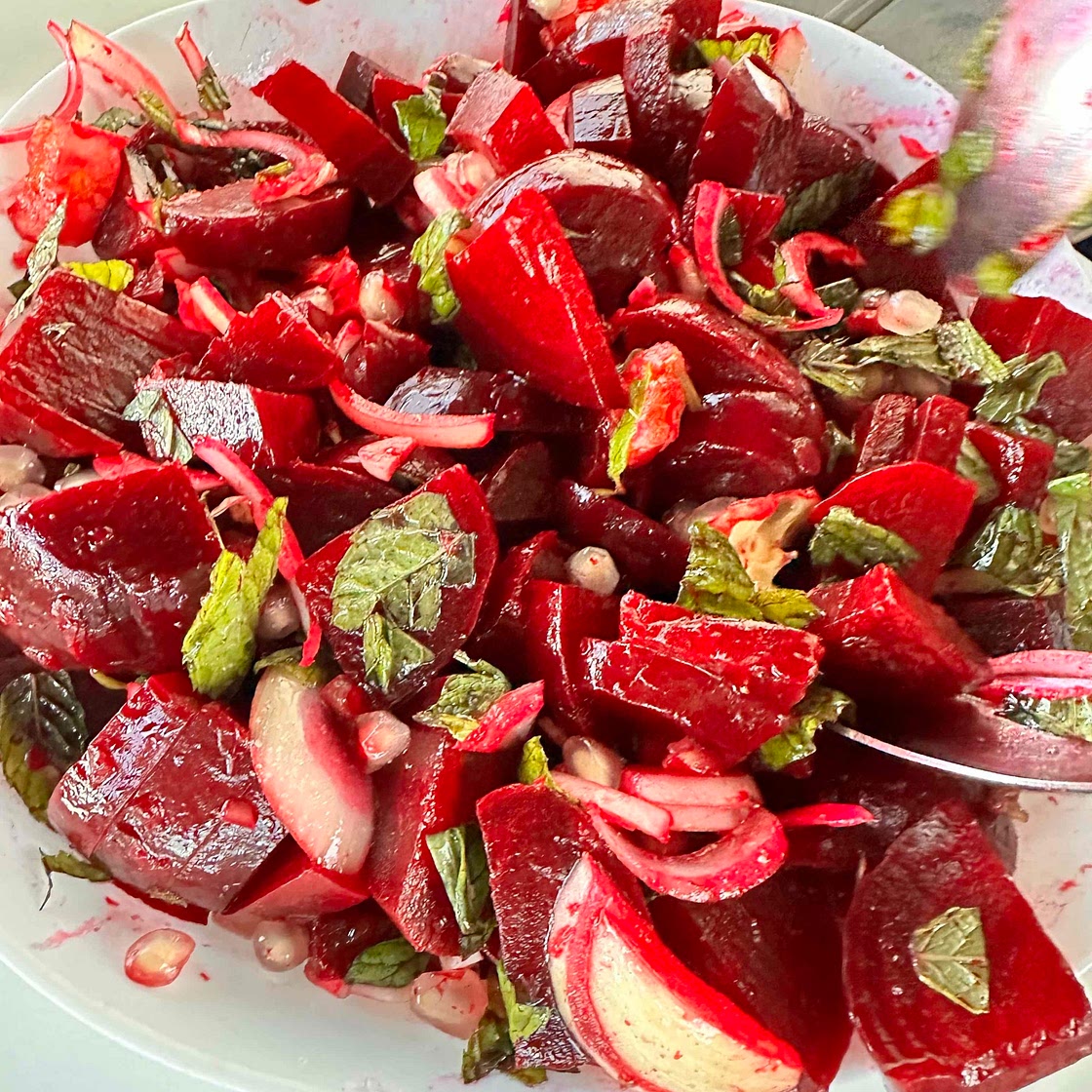 Rote Beete mit Orange, Zwiebel, Granatapfel und Minze