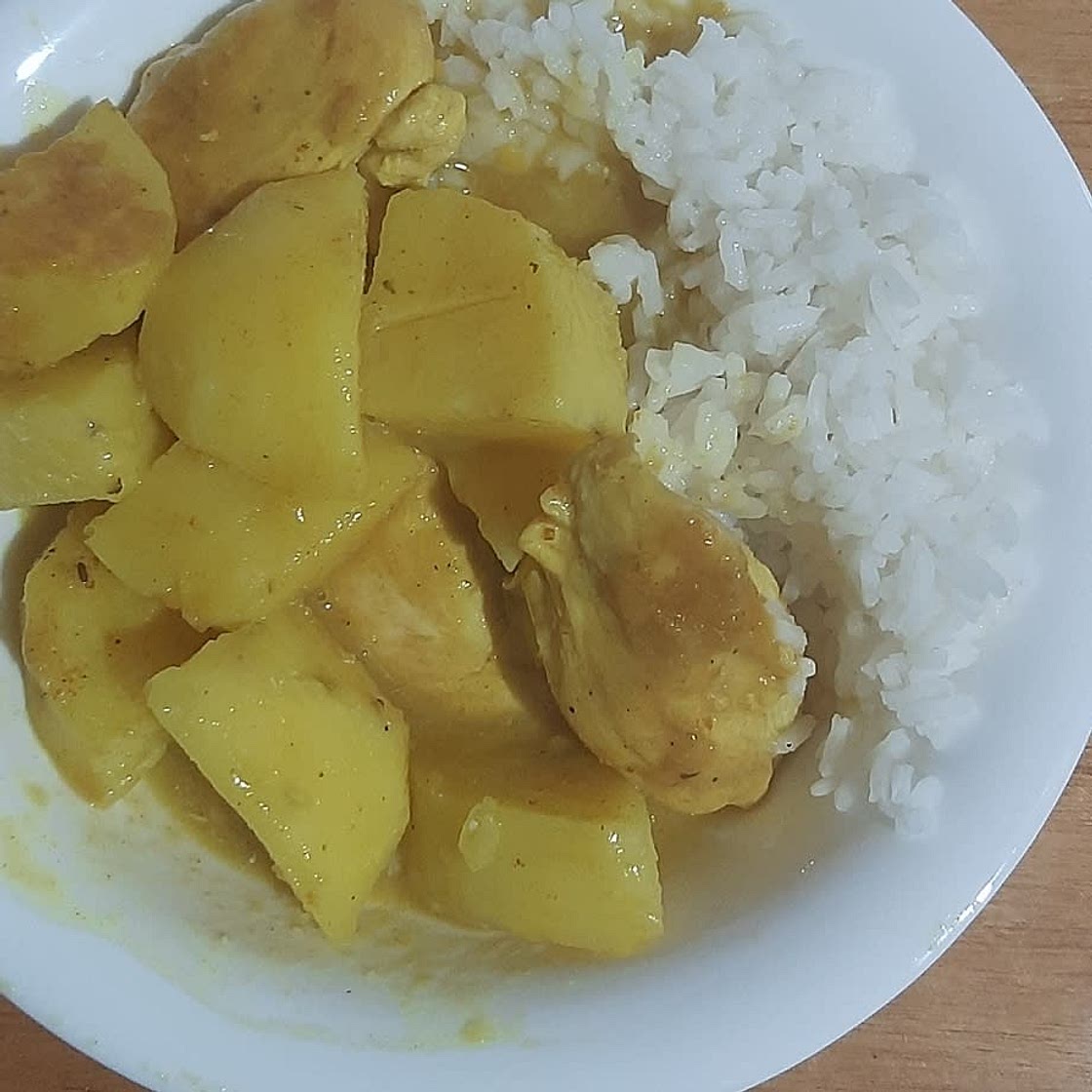 Pollo guisado con cúrcuma, hojas verdes y pistachos