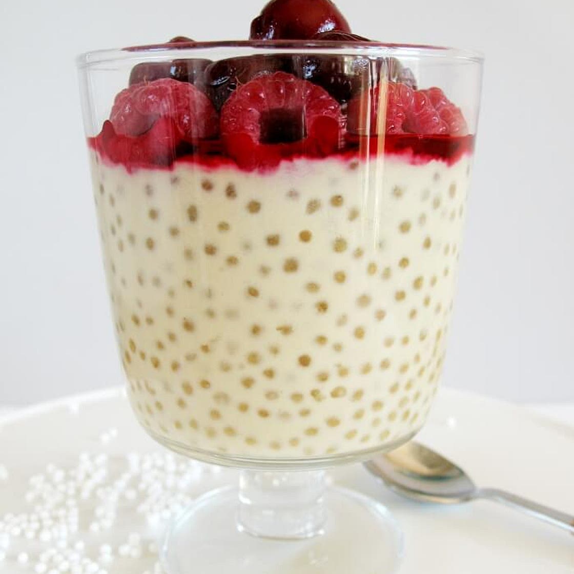 Deser z tapioki na mleku z malinami / truskawkami - WegePedia