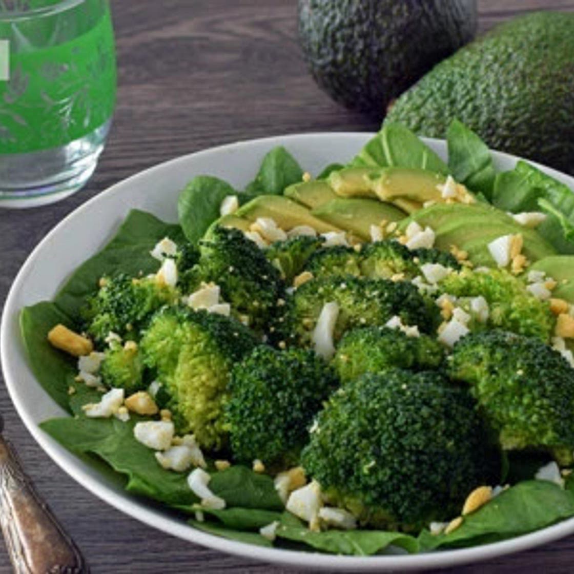 Ensalada de brócoli y aguacate con huevo