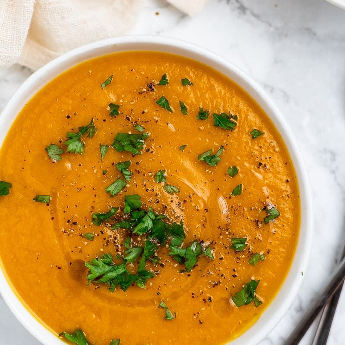 Lentil soup (شوربة عدس)