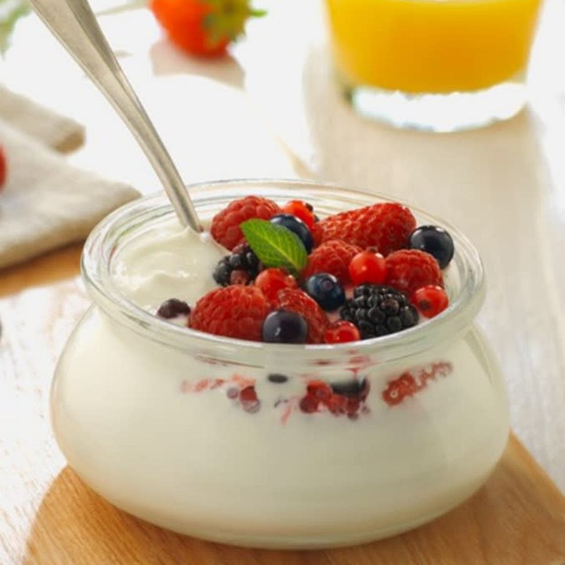 Parfait de verano con frutas del bosque y yogurt
