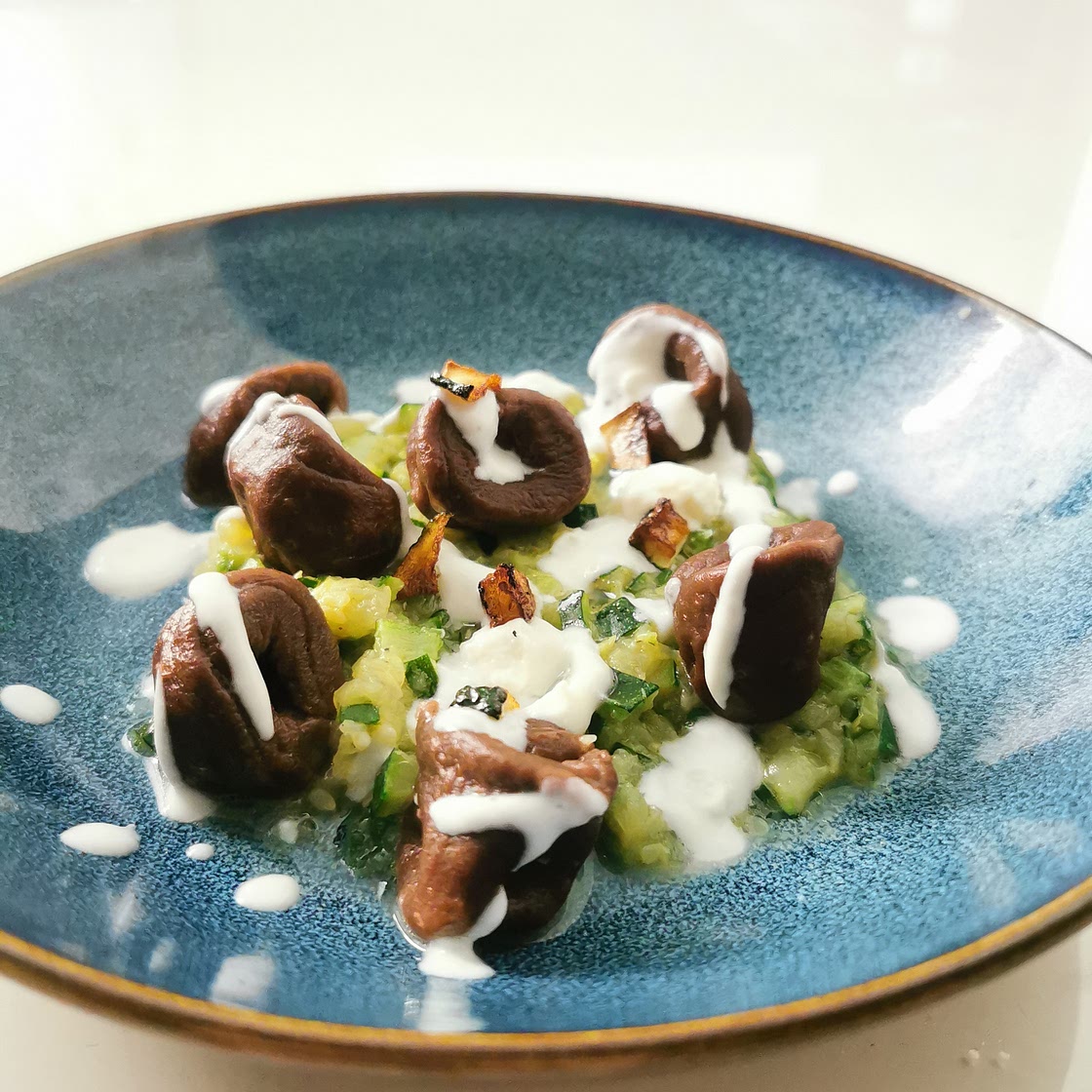 Tortelli al cacao cacio e pepe con zucchine