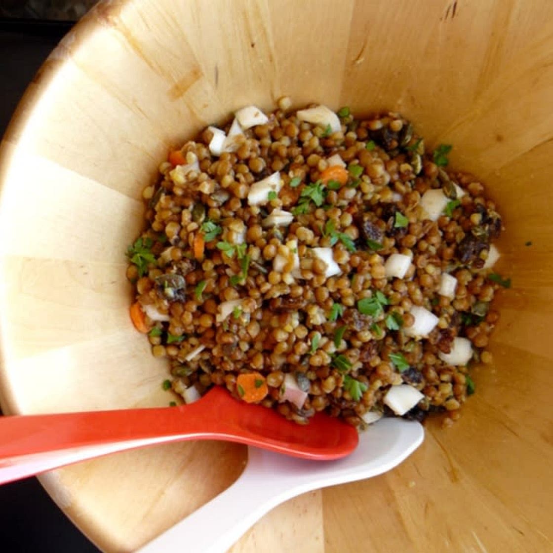 Ensalada de lentejas, pasa y menta