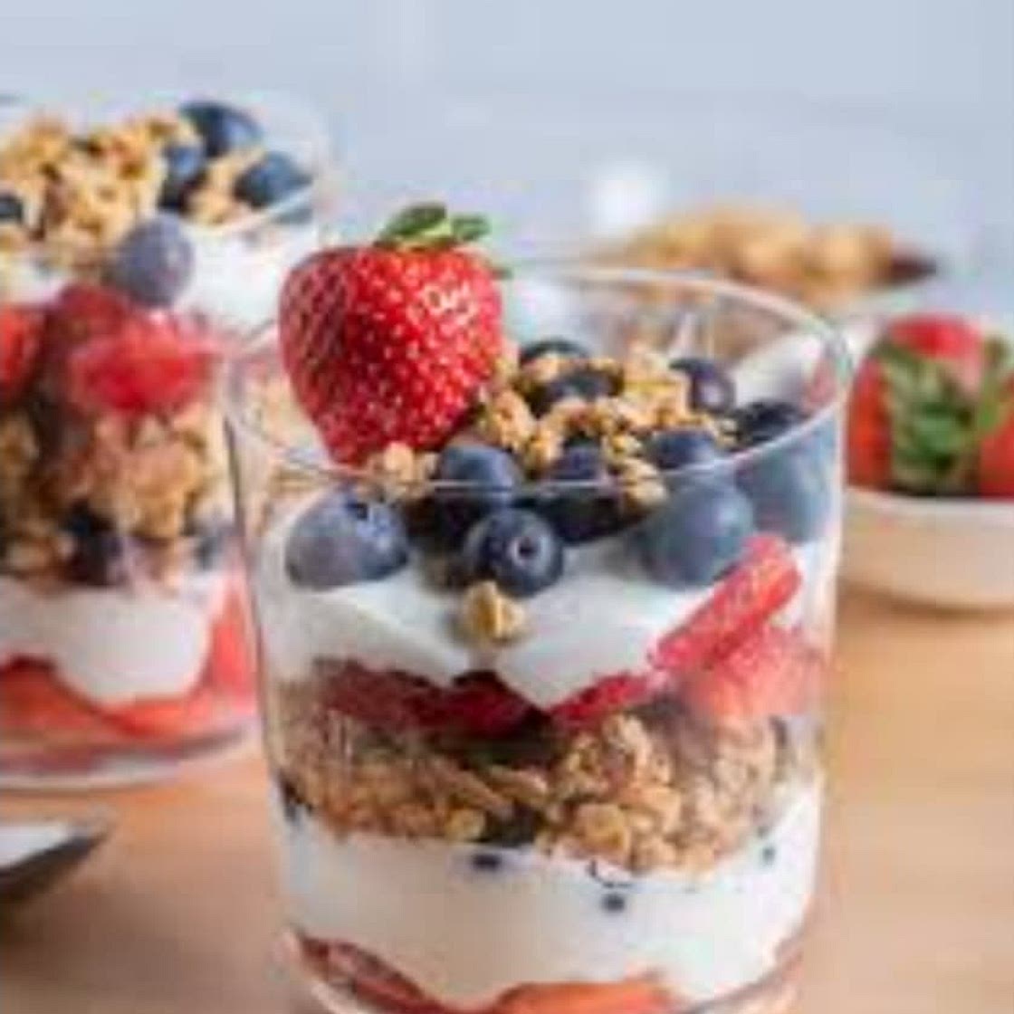 Iaurt cu granola si fructe