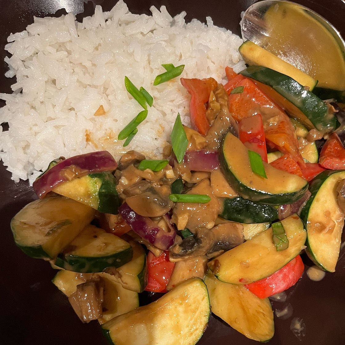 Gemüsespieße mit Satay-Soße dazu Kokosreis