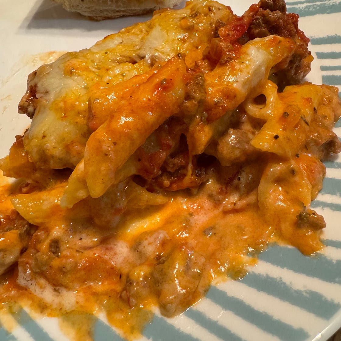 Rigattoni bake with spaghetti meat and white sauce