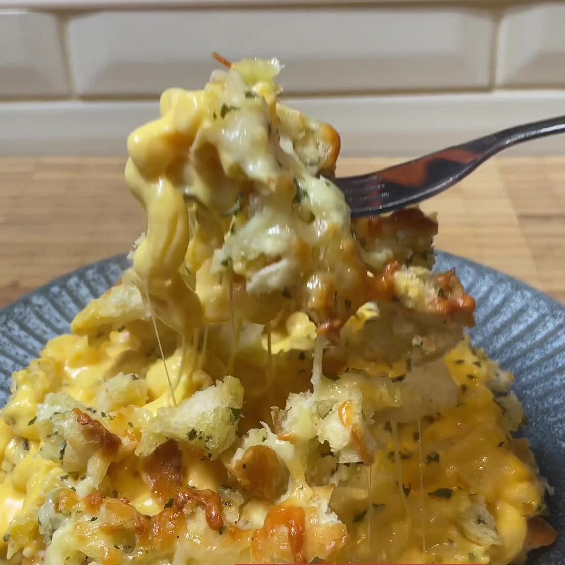  Simple Mac N cheese Topped with garlic crumb 