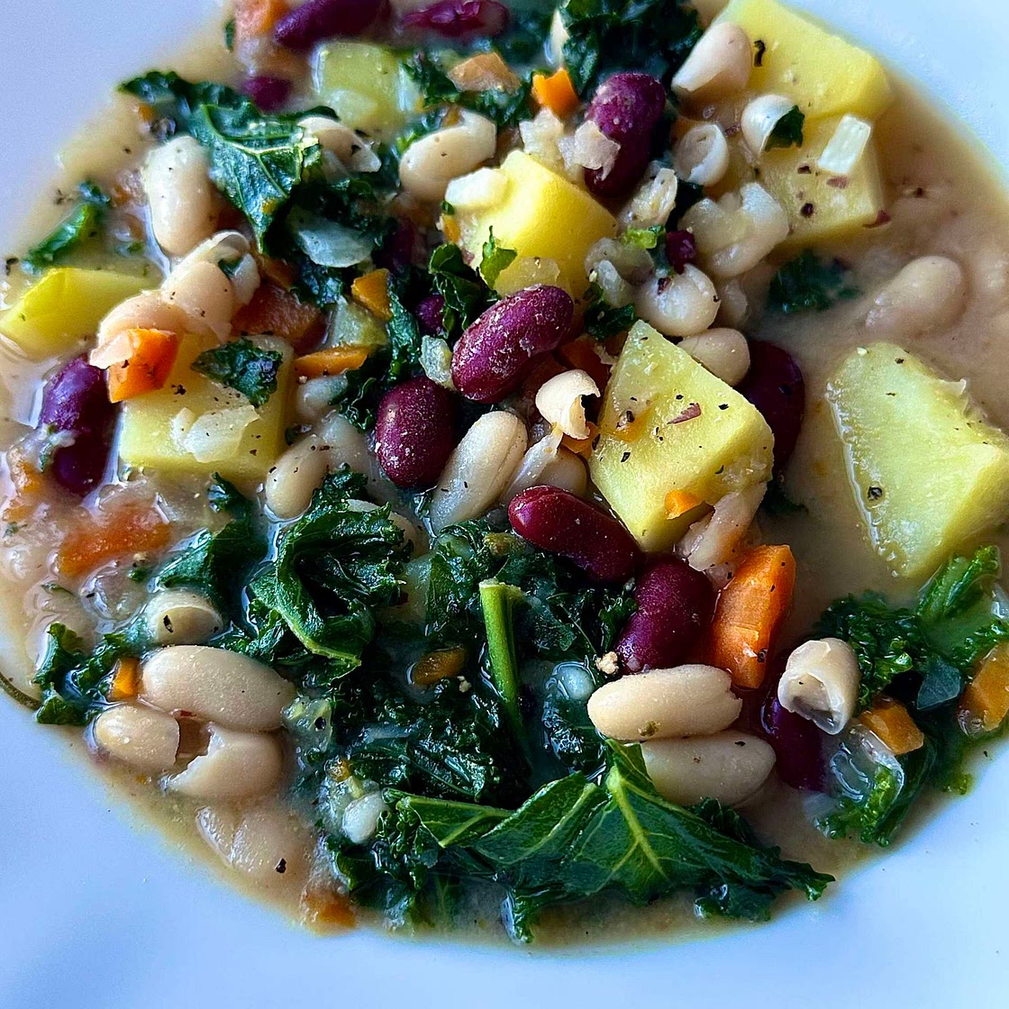 One Pot Creamy Kale and Bean Soup 