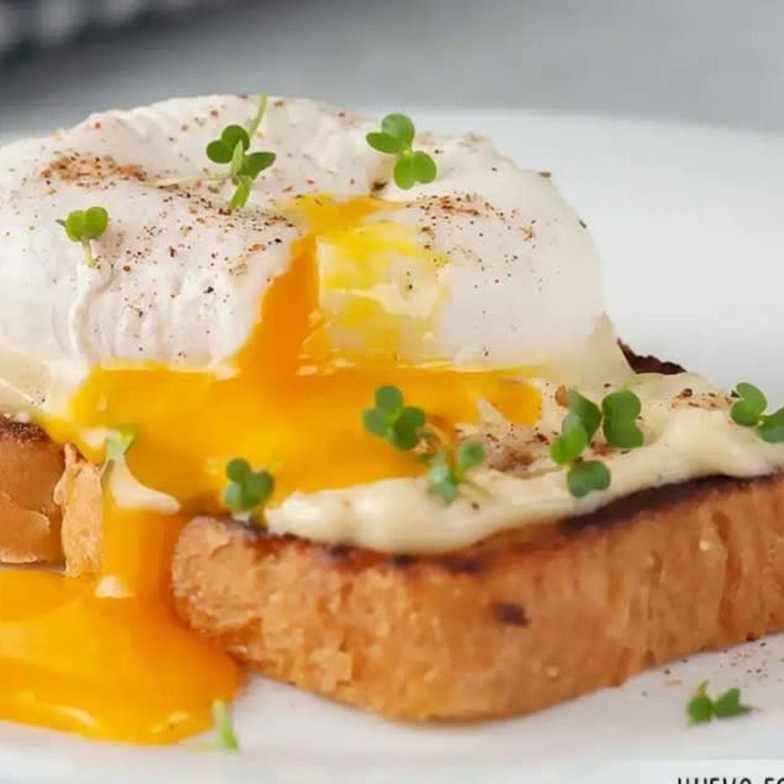 Huevos escaldados sobre cama de verduras