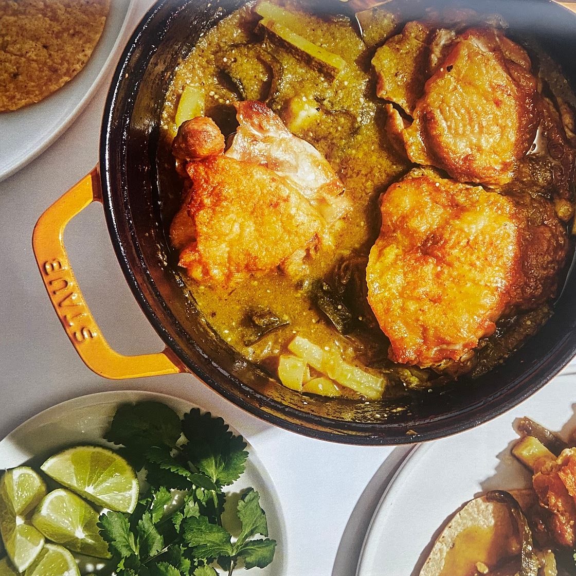 Geschroeide en gestoofde kippendijen met courgette en salsa verde