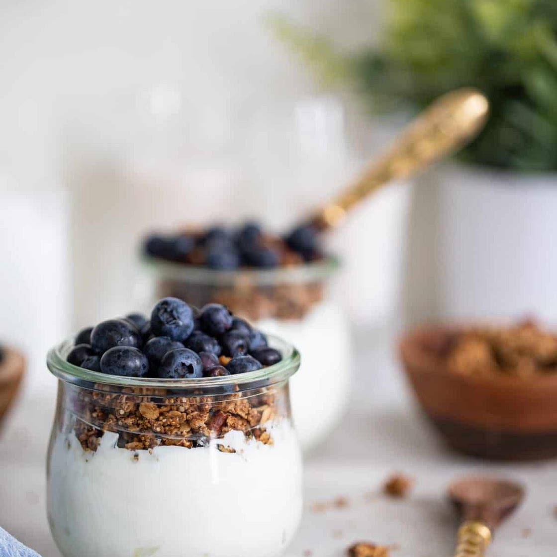 Granola & yoghurt